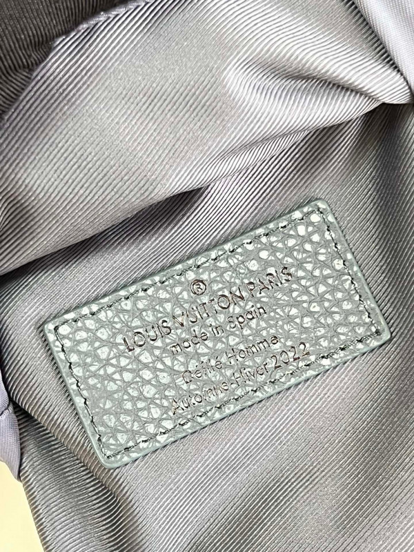 l**is V*t*n chalk pouch