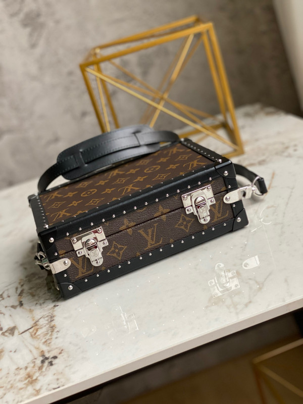 l**is V*t*n clutch box