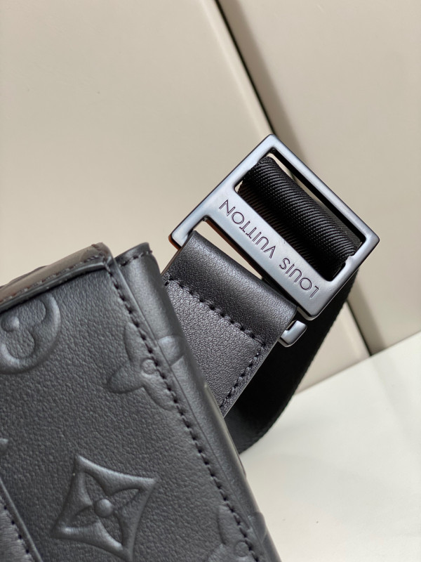 l**is V*t*n trunk slingbag
