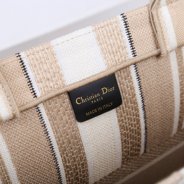 large D*or book tote