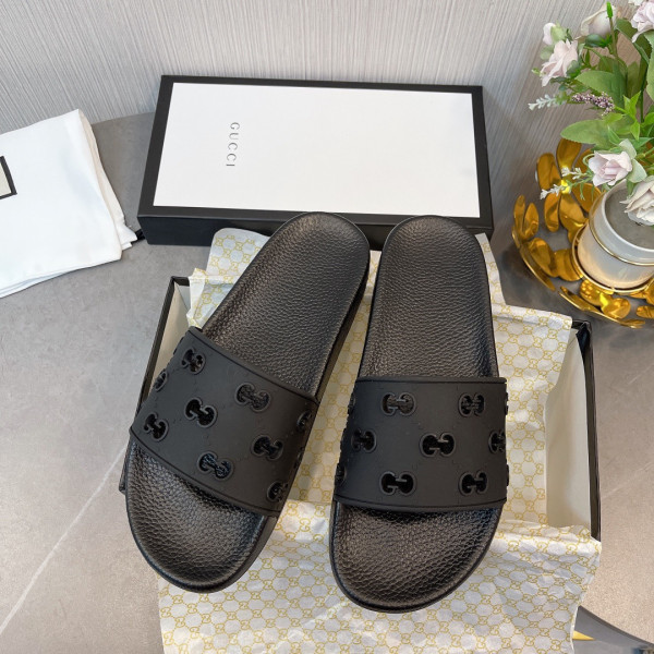 G*u*i slippers