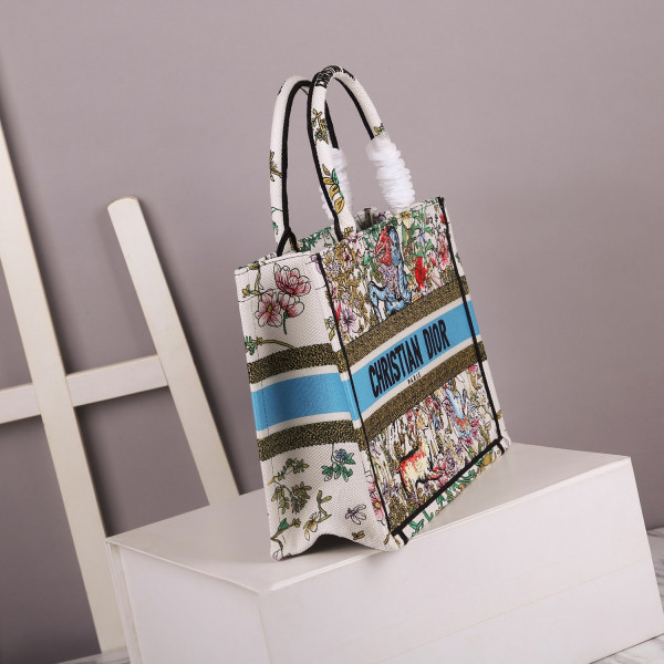 medium D*or book tote