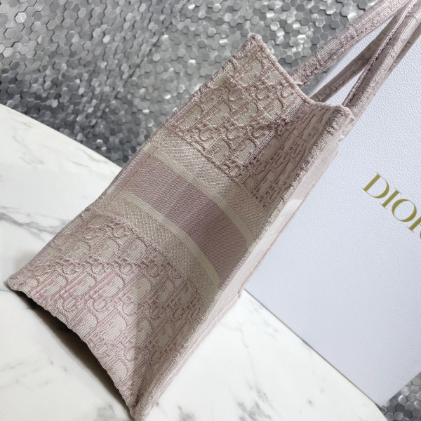 medium D*or book tote