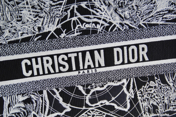medium D*or book tote