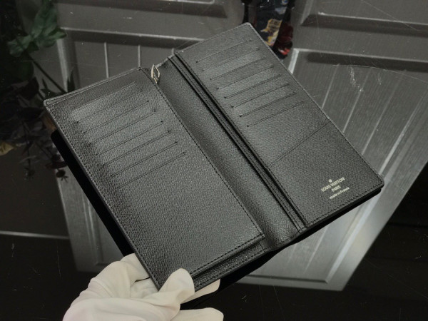 l**is V*t*n brazza wallet