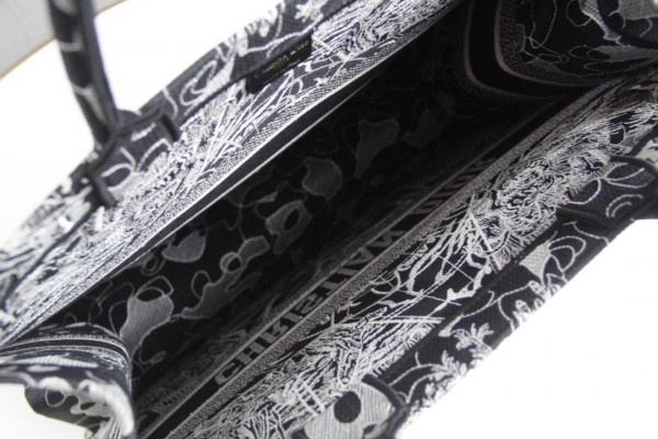 large D*or book tote