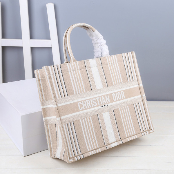 large D*or book tote