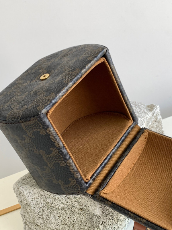 Ce**e round box triomphe