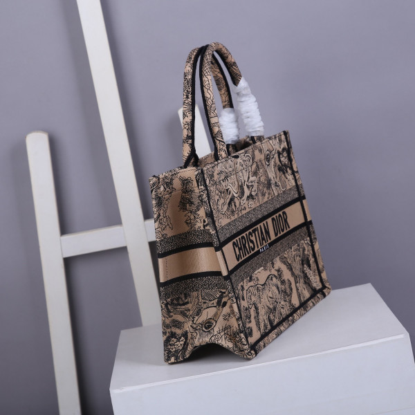medium D*or book tote