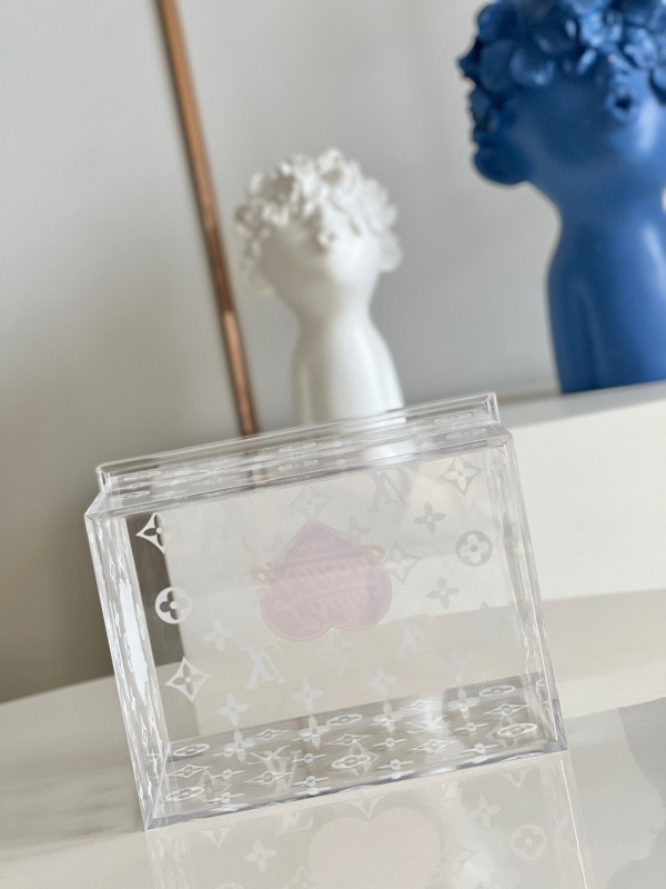 l**is V*t*n transparent box