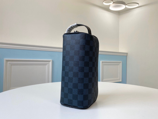 l**is V*t*n toiletry pouch
