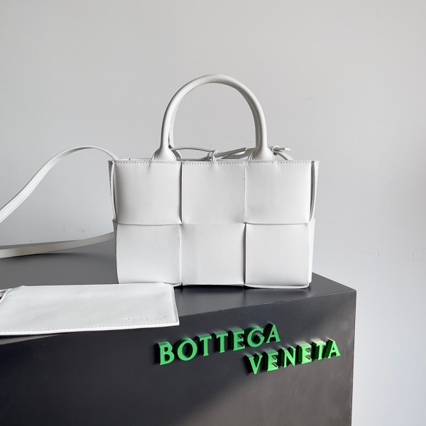 Bo*te*ga ve*ne*ta arco mini tote