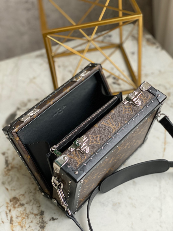 l**is V*t*n clutch box