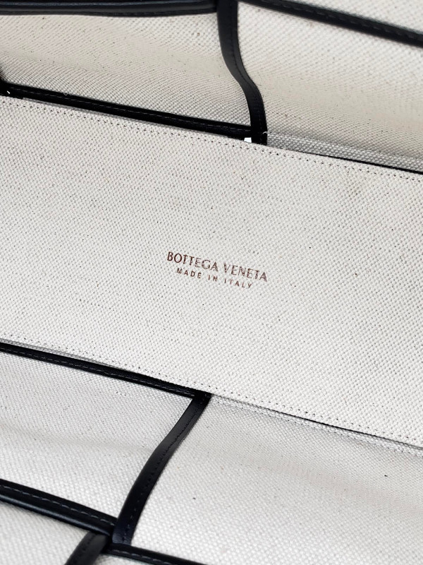 Bo*te*ga ve*ne*ta arco large tote