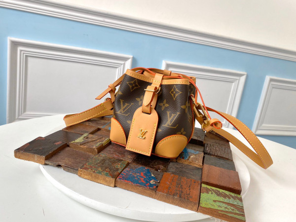 l**is V*t*n noÉ purse