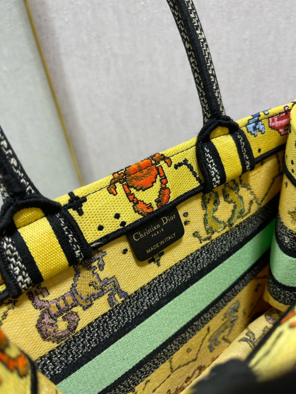 small D*or book tote
