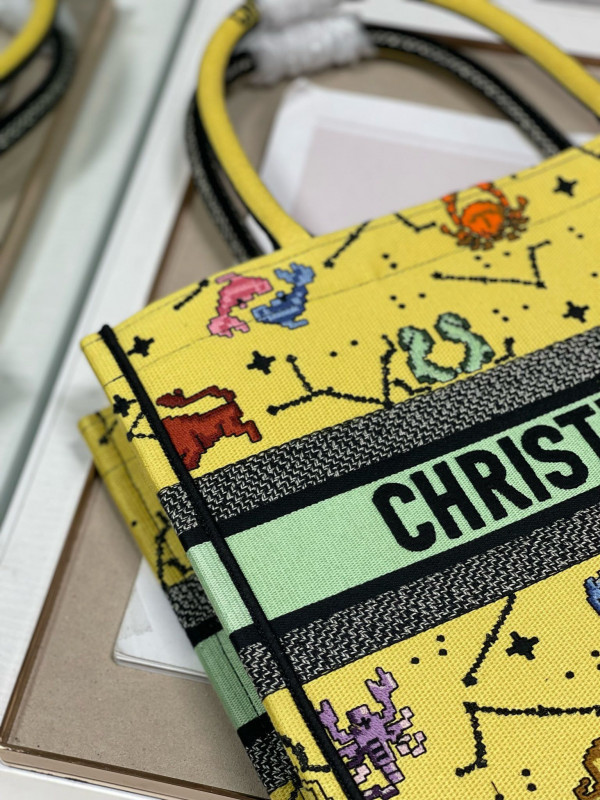 medium D*or book tote