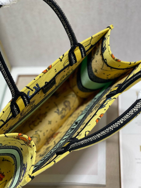 medium D*or book tote