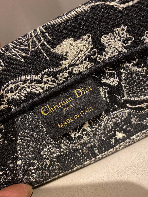 medium D*or book tote