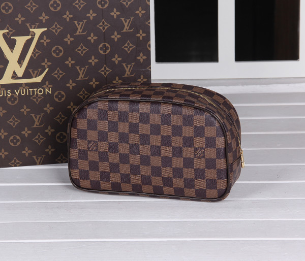l**is V*t*n toiletry bag