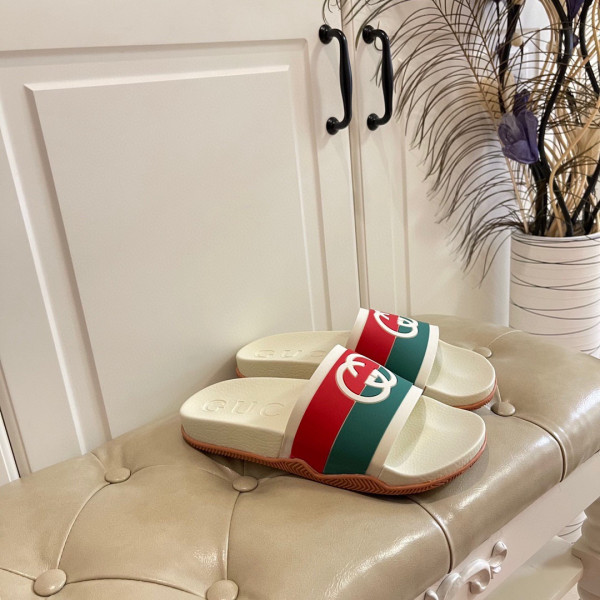 G*u*i interlocking g slide sandal