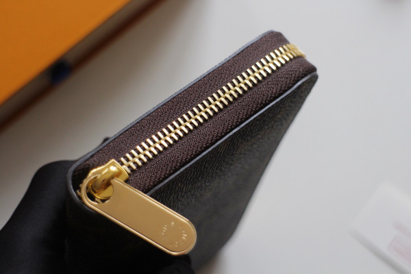 l**is V*t*n zippy wallet