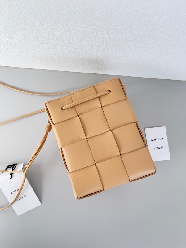 Bo*te*ga ve*ne*ta cassette bucket bag