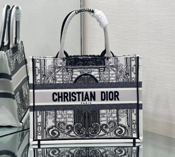medium D*or book tote
