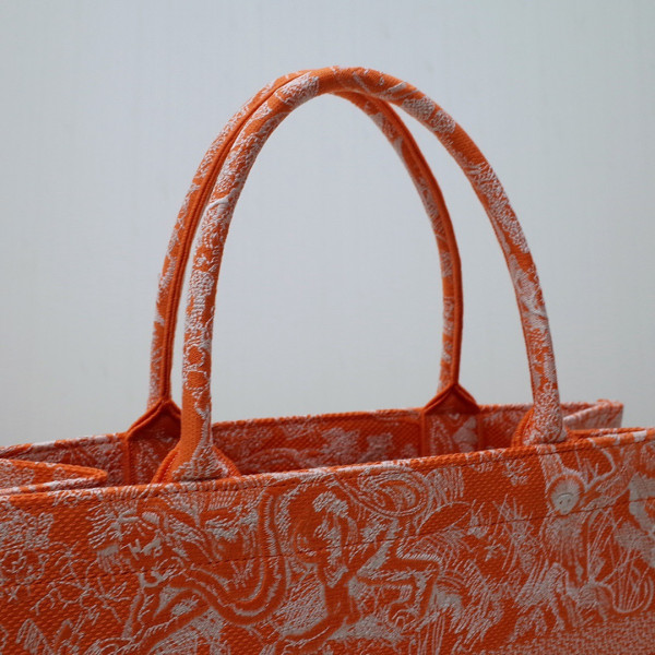 medium D*or book tote