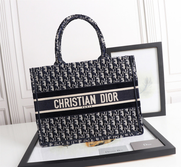 medium D*or book tote