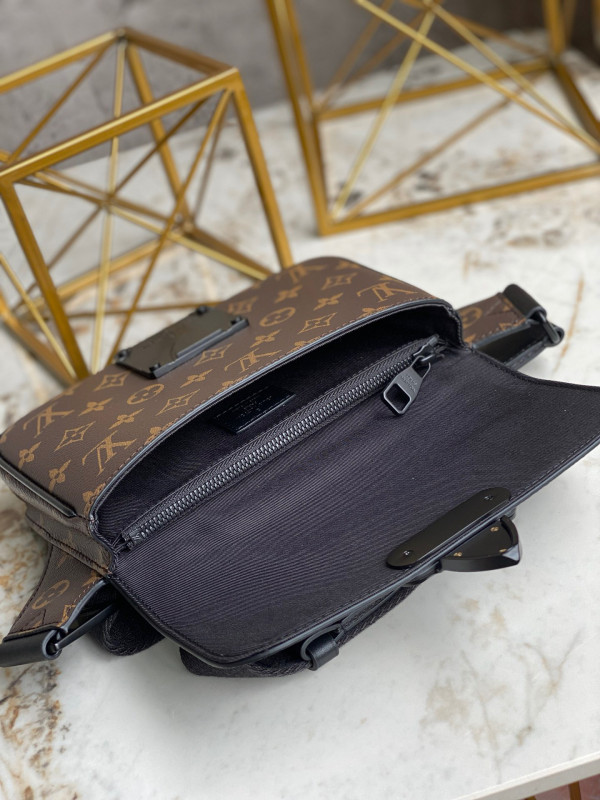 l**is V*t*n s lock sling bag