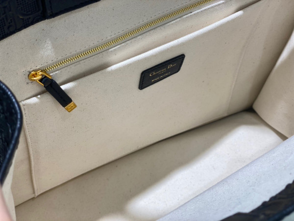 large D*or book tote