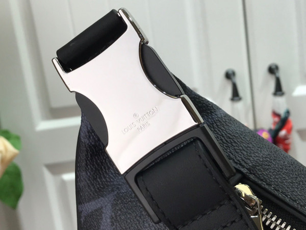 l**is V*t*n discovery bumbag