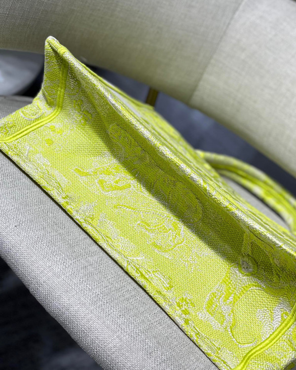 medium D*or book tote