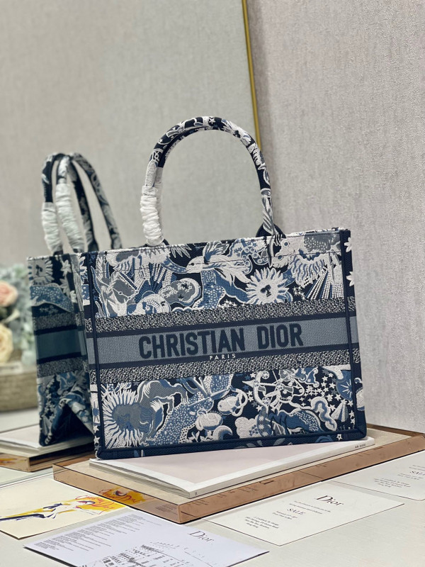 medium D*or book tote
