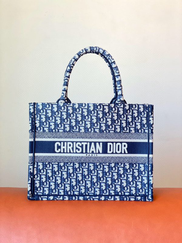 medium D*or book tote