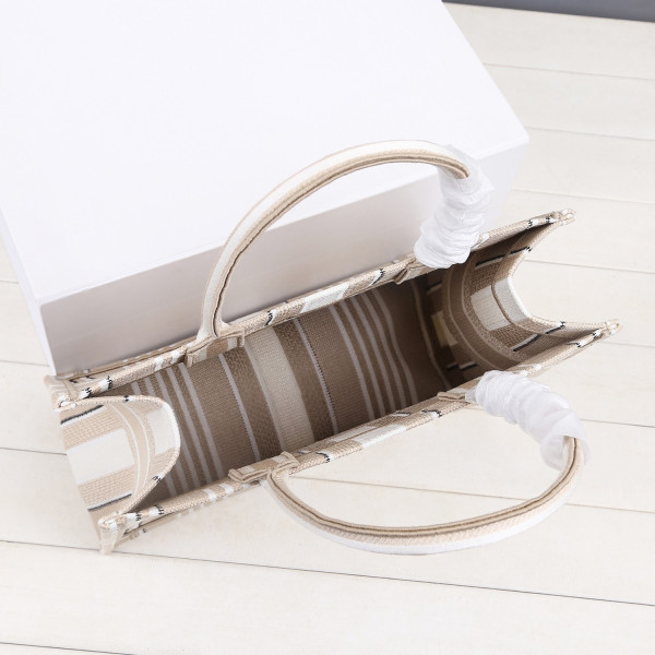 medium D*or book tote