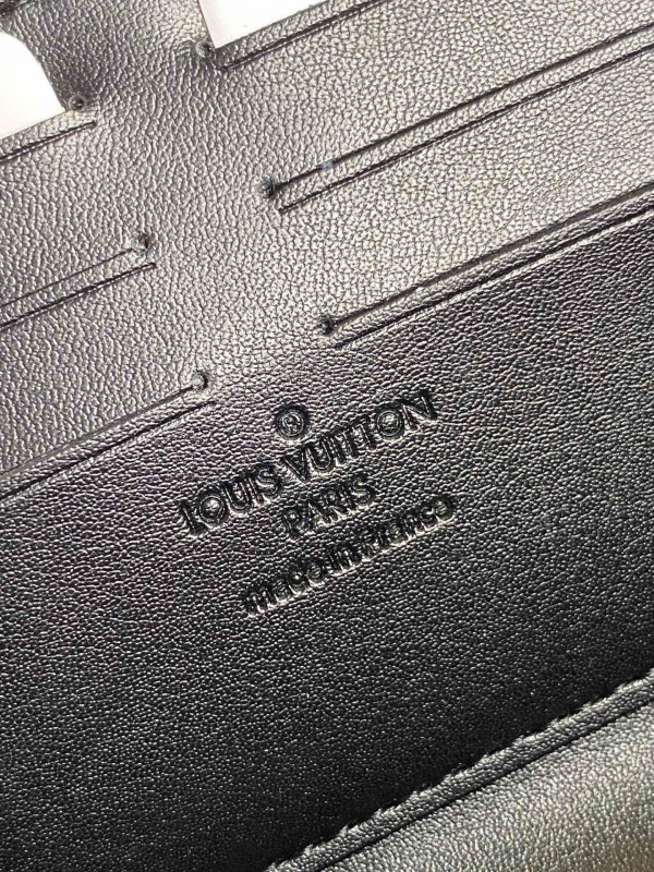 l**is V*t*n zippy wallet trunk