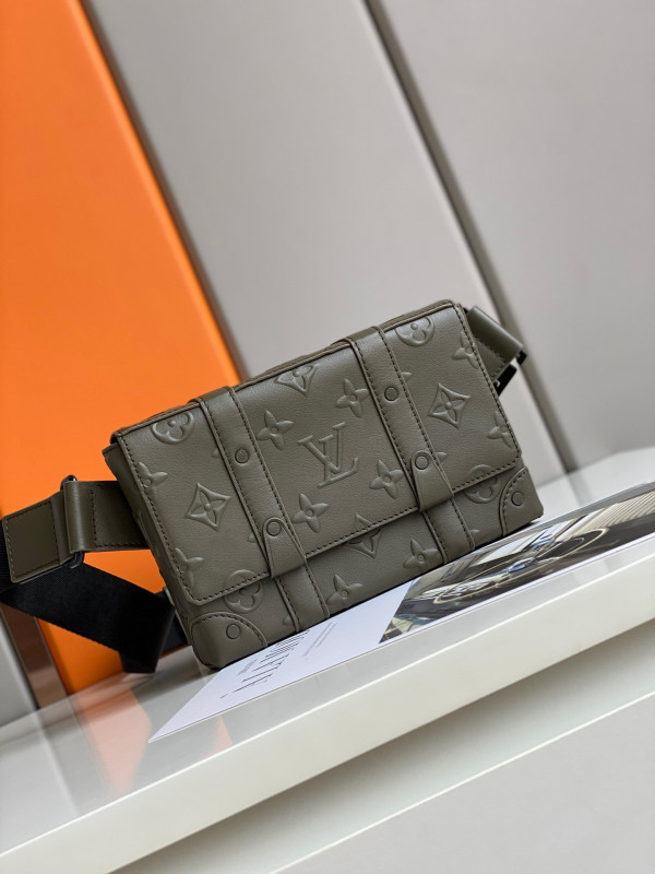 l**is V*t*n trunk slingbag