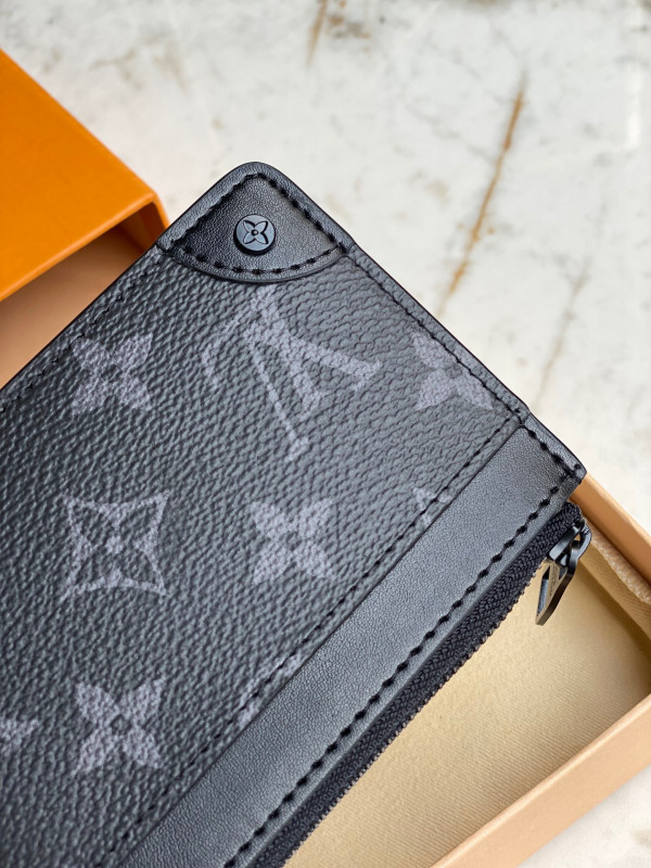 l**is V*t*n multi card holder trunk