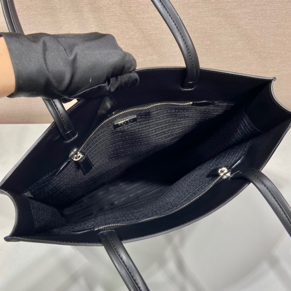 Pra*a leather tote bag