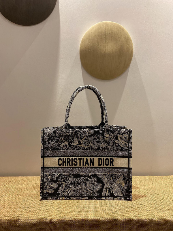 medium D*or book tote