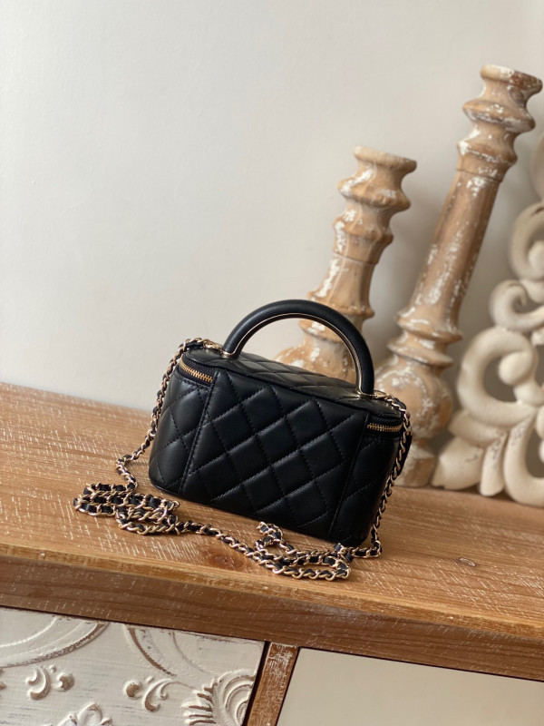 CL VANITY WITH CHAIN