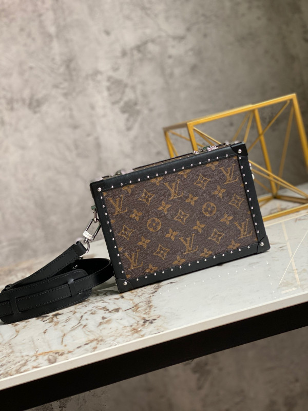 l**is V*t*n clutch box