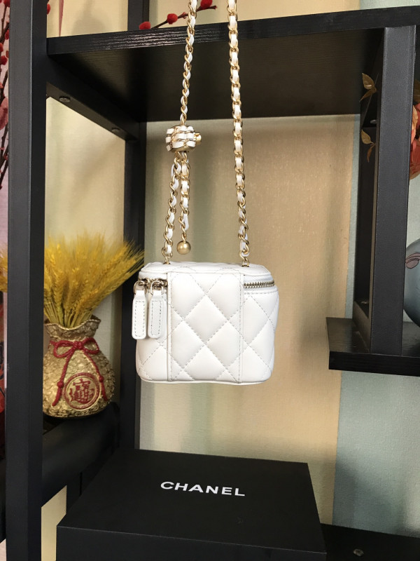 CL SMALL VANITY WITH CHAIN