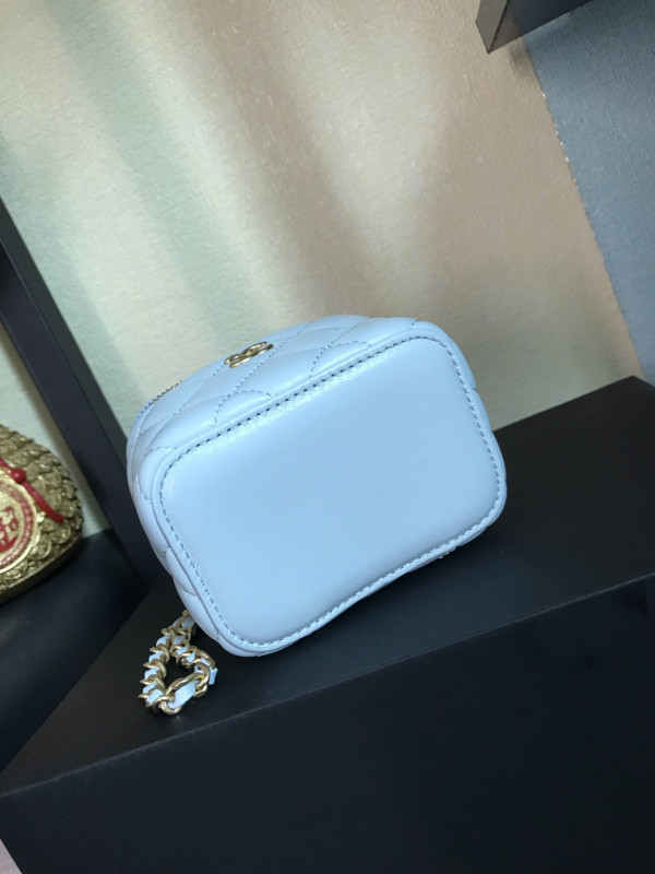 CL SMALL VANITY WITH CHAIN