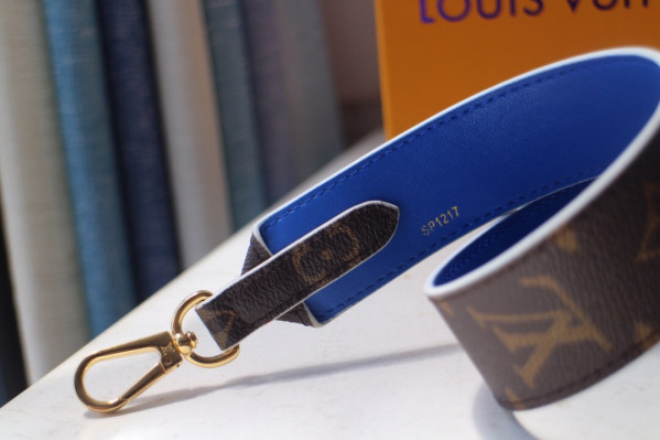 l**is V*t*n monogram strap