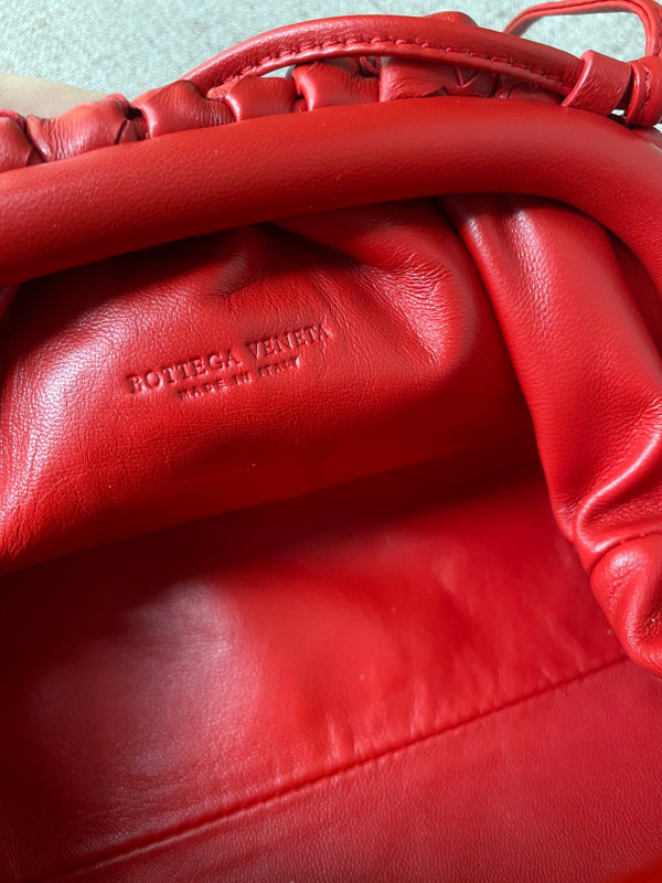 Bo*te*ga ve*ne*ta mini pouch