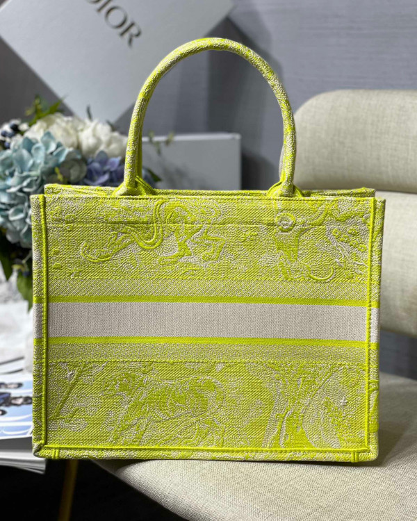medium D*or book tote