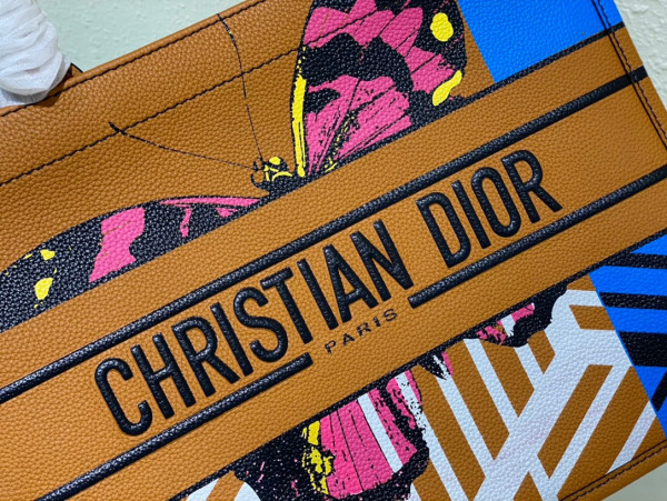 medium D*or book tote
